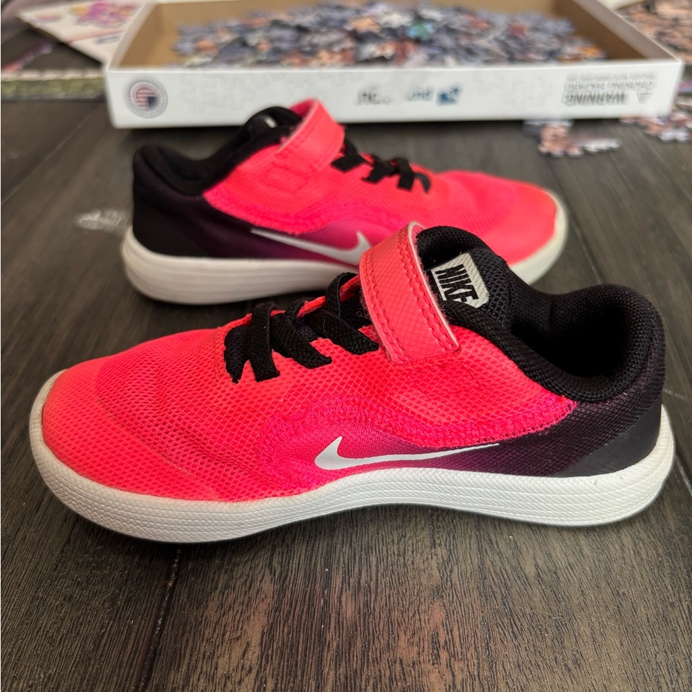 Nike Pink and Black Sneakers with Breathable Mesh - Picture 7 of 9